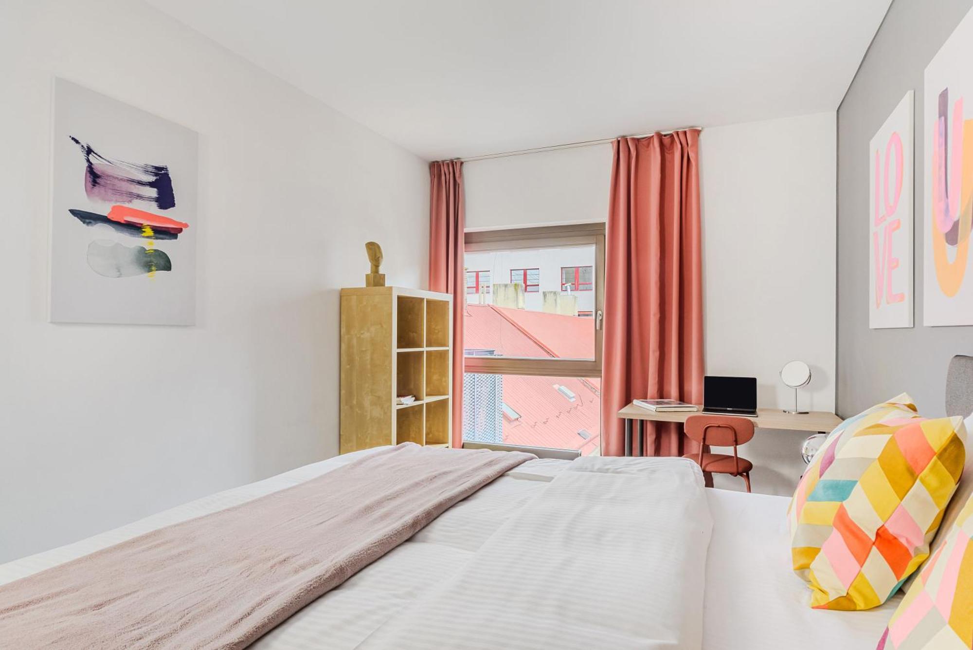 With Large Balcony, Parking * Praga