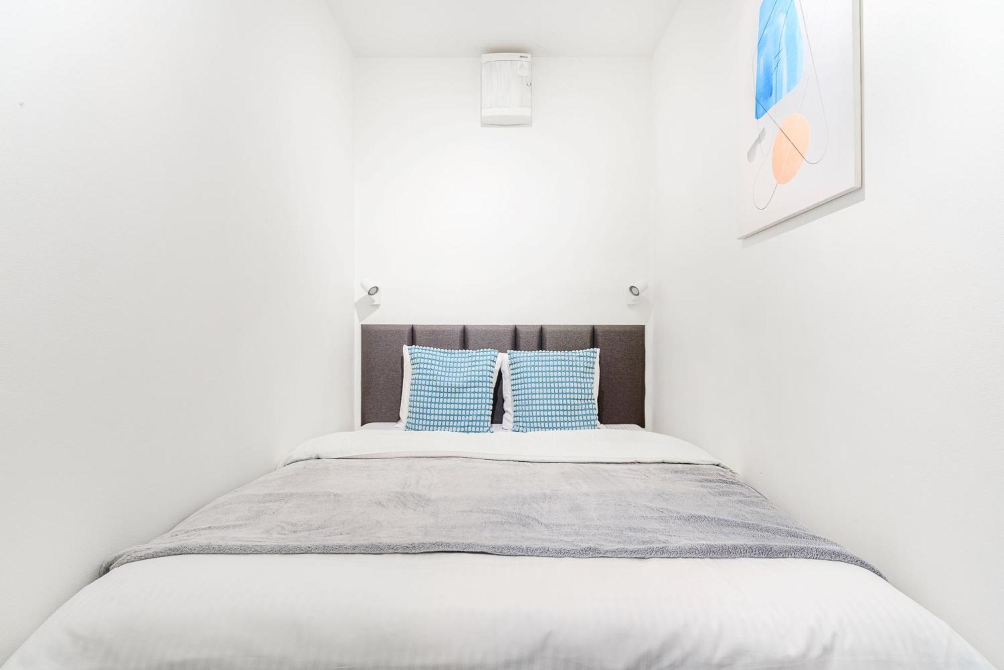 With Large Balcony, Parking * Praga